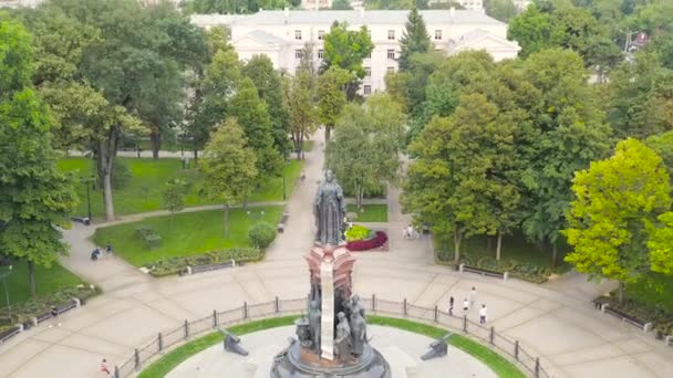 Krasnodar, Russia. Monumento all'imperatrice Caterina II in piazza Caterina. Vista aerea. 4K — Video Stock