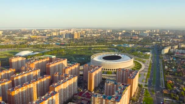 Krasnodar, Rússia. O Estádio Krasnodar é um estádio de futebol localizado no parque Krasnodar. À luz do pôr-do-sol. 4K — Vídeo de Stock