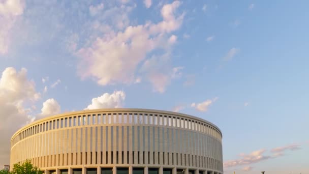 Krasnodar, Rusia. El día se convierte en noche. Las nubes se van y las luces del estadio se encienden. 4K — Vídeo de stock