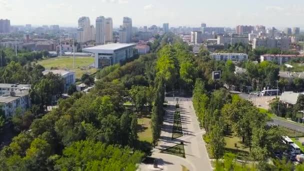 러시아의 크라스 노다르 거리의 광장에서 요. 여름에 도시 상공을 비행 한다. 4K — 비디오