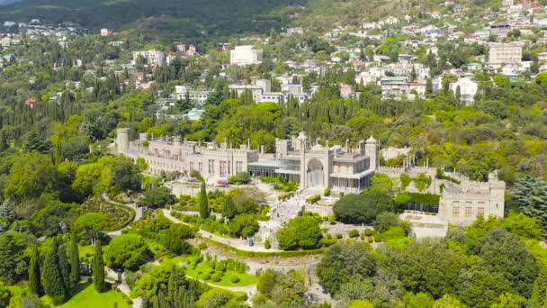 Alupka, Crimea. Palazzo Vorontsov. Palazzo gotico del XIX secolo con sale ben conservate e un pittoresco parco di 40 ettari. Il palazzo fu costruito dal 1828 al 1848. 4K — Video Stock