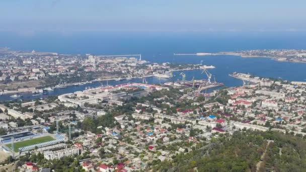 Sebastopoli, Crimea. Baie della città di Sebastopoli in estate con tempo soleggiato. Le navi. 4K — Video Stock