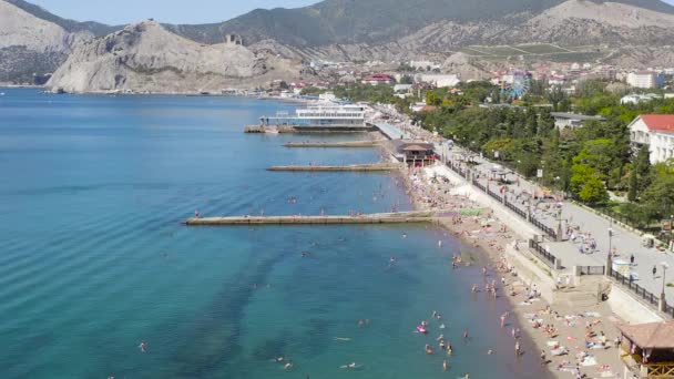 Sudak, Kırım. Sudak seti. Plajları ve insanları olan Karadeniz kıyısı. 4K — Stok video