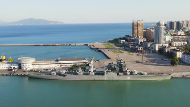 Novorossiysk, Rusia. Crucero Mikhail Kutuzov. Museo Naval Central lleva el nombre del emperador Pedro Magno. 4K — Vídeos de Stock