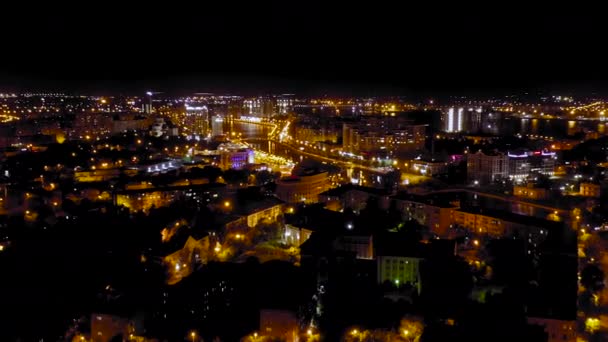 Astrachan, Rosja. Widok na miasto Astrakhan w nocy. Nad brzegiem Wołgi. 4K — Wideo stockowe