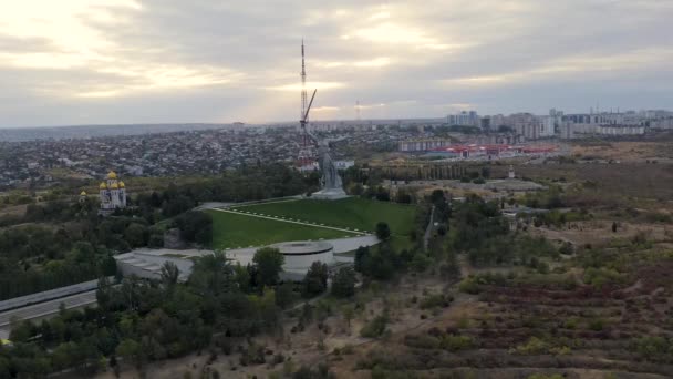 Volgograd, Russia. Vista serale della scultura Madrepatria chiama! sul Mamaev Kurgan a Volgograd. Tempo nuvoloso. 4K — Video Stock