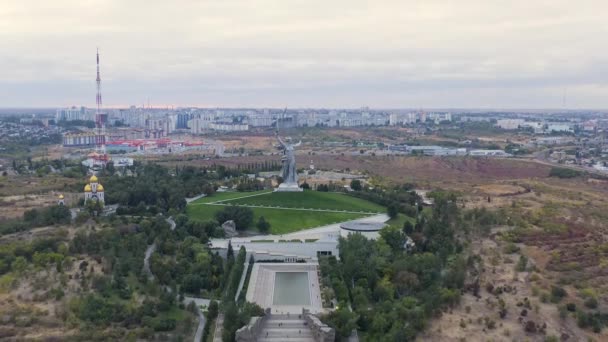 Volgograd, Rusland. Aften udsigt over skulpturen Motherland Calls! på Mamaev Kurgan i Volgograd. Vejret er overskyet. 4K – Stock-video