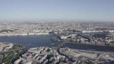 Saint-Petersburg, Rusya. Neva Nehri. Panoramik hava manzarası. Birzhevoy Köprüsü, Vasilyevsky Adası 'ndan tükürük. 4K