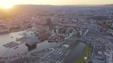 Oslo, Norveç. Oslo Opera Binası. Opera Oslo. Kasabayı gören bir manzara. Gün batımı. 4K