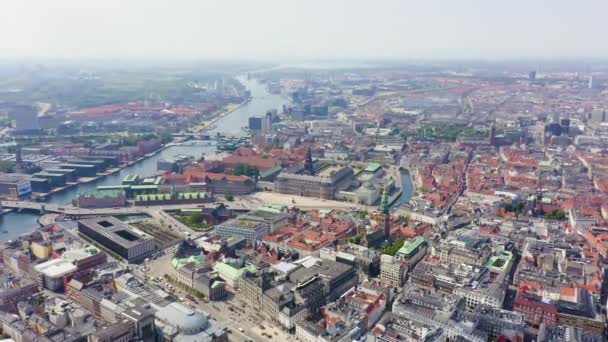 Dolly zoom. Kopenhagen, Dänemark. Königlicher Palast Christiansborg, Christiansborg Slotsplads — Stockvideo