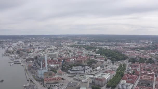 Göteborg, Svédország. Kilátás a városra és a folyóra Goeta Elv. A város történelmi központja. Felhős az idő. 4K — Stock videók