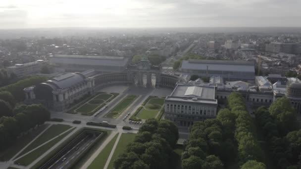 Bruselas, Bélgica. Parque del Cincuentenario. Park Senkantoner. El Arco del Triunfo de Bruselas (Puerta de Bruselas). 4K — Vídeo de stock