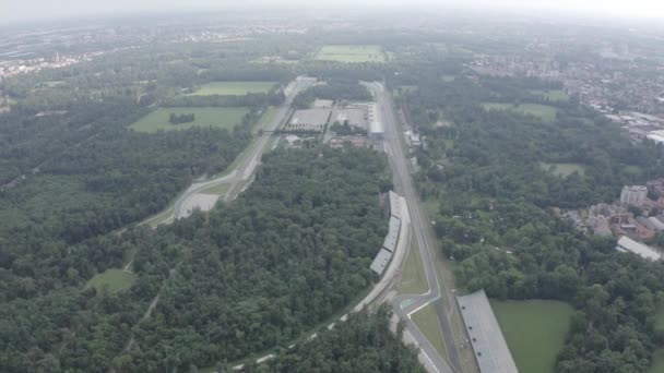 Monza, Italien. Autodromo Nazionale Monza är en tävlingsbana nära staden Monza i Italien, norr om Milano. Plats för Formel 1 Grand Prix. Från luften. 4K — Stockvideo