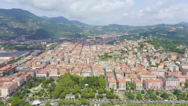 La Spezia, İtalya. Embankment, Viale Italia caddesi. Yukarıdan bak. 4K — Stok video