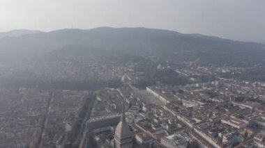 Torino, İtalya. Şehrin üzerinde uçuş. Tarihi merkez, üst görünüm. 4K