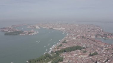Venedik, İtalya. Venedik 'in tarihi merkezinin panoramik manzarası. Güneşli bir gün. 4K