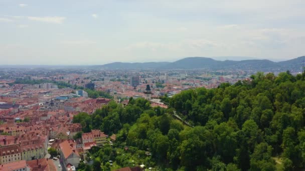 Graz, Austria. Wieża zegarowa w Grazu. Zabytkowy widok z lotu ptaka. Góra Schlossberg (wzgórze zamkowe). 4K — Wideo stockowe