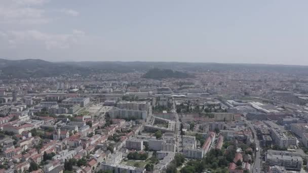 Graz, Áustria. O centro histórico da cidade vista aérea. Monte Schlossberg (Castle Hill). 4K — Vídeo de Stock