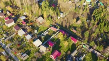 Yekaterinburg şehrinin varoşlarındaki tatil köyü. Ural, Rusya. Sonbahar, gün batımı. 4K