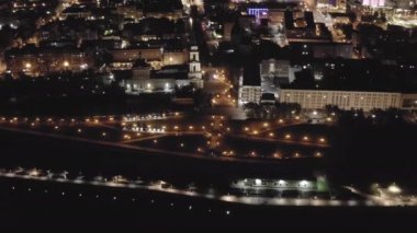 Perma, Rusya. Sokak - Perm şehrinde Komsomolsky Prospect ve Kama Nehri Embankment. Gece şehri, hava manzarası. 4K