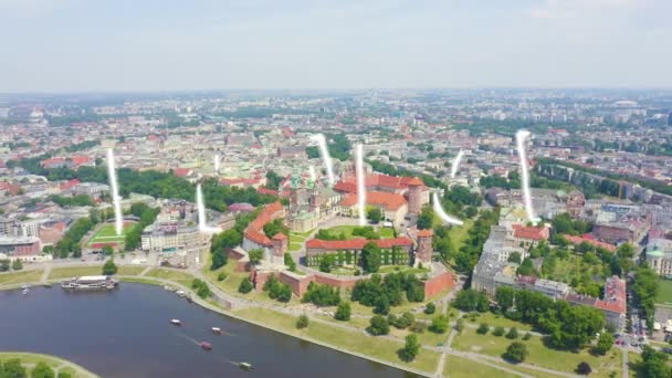 Cracovia, Polonia. Castillo de Wawel. Naves en el río Vístula. Vista del centro histórico. 4K — Vídeo de stock