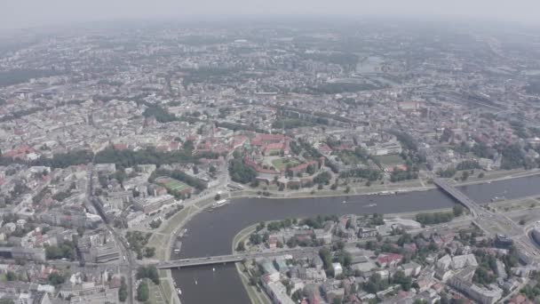 Krakau, Polen. Wawel Castle. Schepen op de Vistula Rivier. Uitzicht op het historische centrum. 4K — Stockvideo