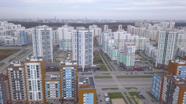 Ekaterinburg, Rusia. Jalan baru dengan bangunan perumahan. Area Konstruksi Baru - Akademicheskiy (Akademik). 4K — Stok Video