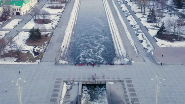 Dolly zooma. Jekaterinburg, Ryssland. Stadskärnan. Iset River, gångområdet. Tidig vår. Solnedgångstid — Stockvideo