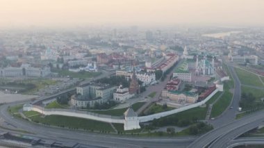 Kazan, Rusya. Sabahın erken saatlerinde Kazan Kremlin 'in hava görüntüsü. Kazanka nehri seti. 4K