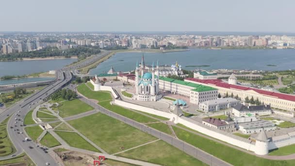 Kazan, Ryssland. Flygfoto över Kazan Kreml. Kul Sharif moskén. 4K — Stockvideo