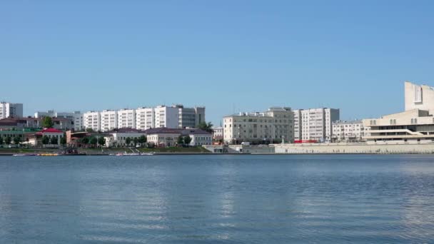 ロシアのカザン。加番湖堤防。タタール国立学術劇場はGaliasgara Kamalaにちなんで名付けられた。4K — ストック動画