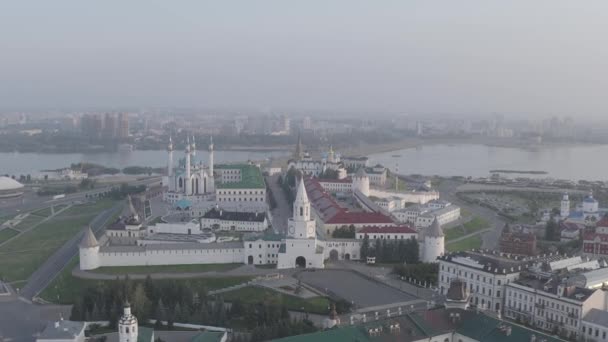 Kazán, Rusia. Vista aérea del Kremlin de Kazán por la mañana temprano. Torre Spasskaya. 4K — Vídeo de stock