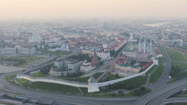 Kazan, Ryssland. Flygfoto över Kazan Kreml tidigt på morgonen. Kazankaflodens vall. 4K — Stockvideo