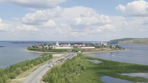 Svijazsk, Rusko. Letecký pohled na město na ostrově Sviyazhsk. 4K — Stock video