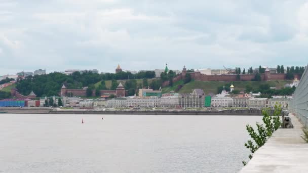 ロシアのニジニ-ノヴゴロド。堤防とクレムリンの壁のパノラマ。ケーブルカー、ヴォルガ川。4K — ストック動画