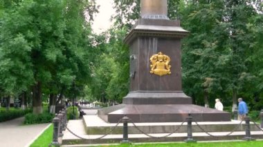 Rusya, Yaroslavl. Yaroslavl 'daki Demidov Pillar - Yaroslavl Demidov Yüksek Bilimler Okulu' nun kurucusu Pavel Grigorievich Demidov 'un anıtı. 4K