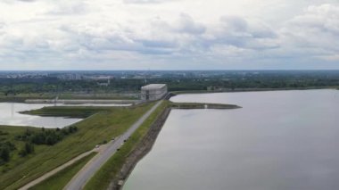Rybinsk, Rusya. Rybinsk hidroelektrik santralinin hava görüntüsü. 4K