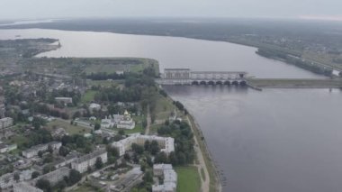 Uglich, Rusya. Yaroslavl bölgesindeki Volga nehri üzerindeki Uglich hidroelektrik santrali. Volga-Kama hidroelektrik santrallerinin bir parçası. 4K
