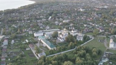Pereslavl-Zalessky, Rusya. Aziz Nicholas Pereslavsky Manastırı. Manastır. Batan güneşin ışığında hem de. 4K