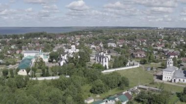 Pereslavl-Zalessky, Rusya. Aziz Nicholas Pereslavsky Manastırı. Bulutlu bir yaz. 4K