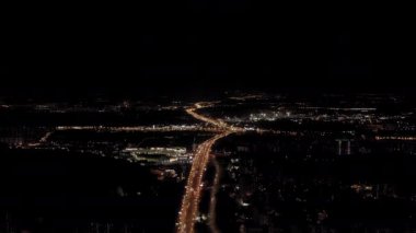 Moskova, Rusya. Şehrin gece görüşü, Profsouznaya Caddesi Moskova çevre yolu ile kesişiyor. 4K