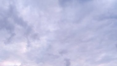 Şafakta ve gün doğumunda güzel bulutlar. 4K