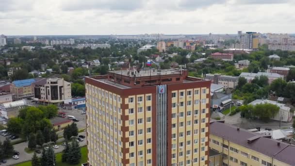 Iwanowo, Rosja. Lot nad centrum miasta. Administracja Iwanowa z herbem miasta. 4K — Wideo stockowe
