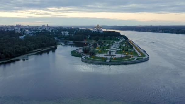 Yaroslavl, Rússia. Flecha do parque. Luzes da noite, tempo após o pôr-do-sol. 4K — Vídeo de Stock