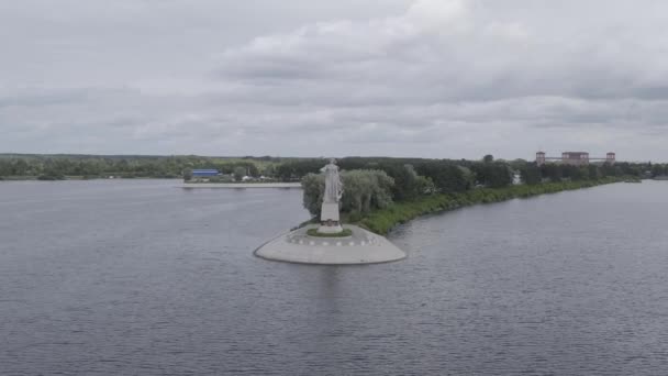 Rybinsk, Russia. Statua di Madre Volga. Il sistema blocca il serbatoio Rybinsk. 4K — Video Stock