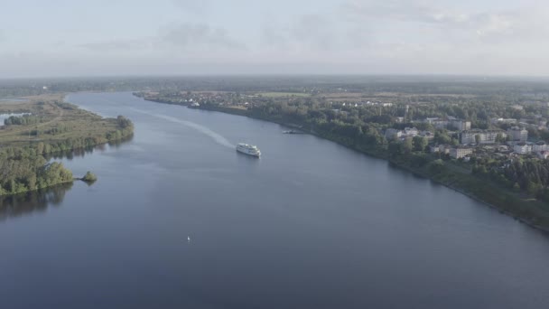 Uglich, Rusland. Uglich stad vanuit de lucht. Cruiseschip op de Wolga rivier. Vroege ochtend. 4K — Stockvideo