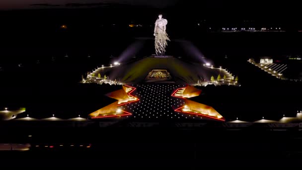 Rzhev, Rusia. Monumen Rzhev untuk Tentara Soviet didedikasikan untuk mengenang tentara Soviet yang tewas dalam pertempuran dekat Rzhev pada 1942-1943. Waktunya malam. 4K — Stok Video