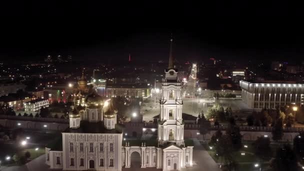 Tula, Rosja. Widok z lotu ptaka na miasto nocą. Tula Kreml, Katedra Wniebowzięcia Pańskiego. Tekst przetłumaczony na budynek na nagliysky Tula -City Hero. 4K — Wideo stockowe