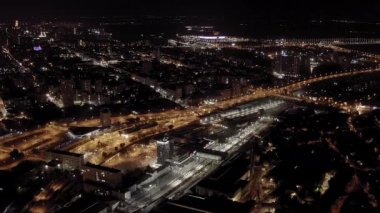 Rostov-on-Don, Rusya. Rostov-Glavny tren istasyonu. Şehir gece manzarası. 4K