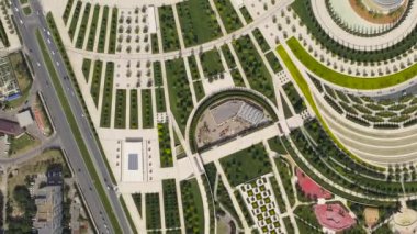 Krasnodar, Rusya, Krasnodar - Krasnodar şehrindeki isimsiz kulübün futbol stadyumu. Halk Parkı Krasnodar (Galitsky Parkı). Yaz havası manzarası. 4K